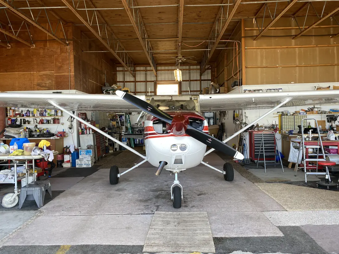 Cessna 172 N6486J resting in the hangar